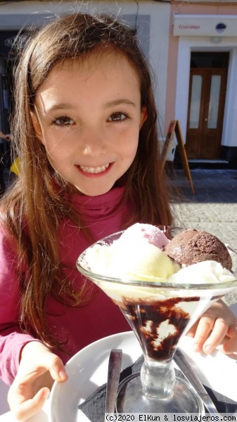 Lara con helado grande en el Viajero del Merkao - Cádiz
Lara con helado grande en el Viajero del Merkao - Cádiz
