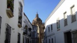 Callejuela de Jerez de la Frontera con catedral en el fondo