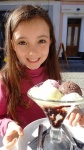 Lara con helado grande en el Viajero del Merkao - Cádiz