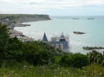 Playa de Arromanches-les_Bains con los restos del puerto de Mulberry