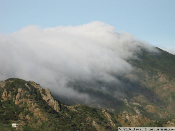 Nubes en La Gomera
Nubes avanzando sobre el monte
