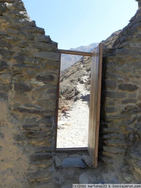 Ollantaytambo (Valle sarado) estacion
Detras del Templo del sol hay una puerta que lleva a la cima de la montaña donde hay las ruinas d ela prisión
