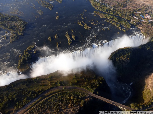 El humo que truena
Mosi-oa-Tunya, o sea las Cataratas Victoria vistas desde un helicóptero.

