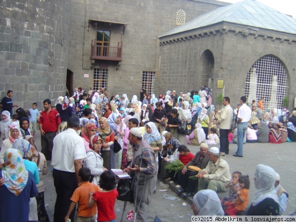 27 Mártires
Se monta un buen follón en la romería que cada semana tiene lugar en la medersa de Hazreti Suleyman, en Diyarbakir.
