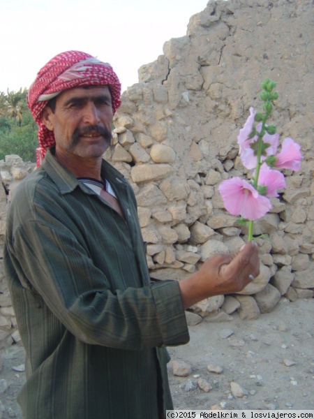 Sólo la belleza importa
Campesino amante de las flores en el palmeral de Tadmor.
