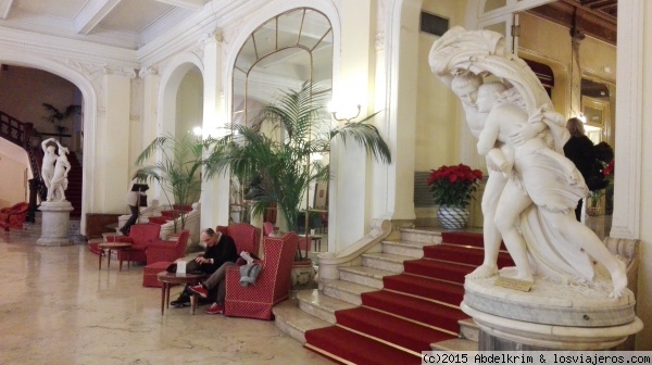 Cualquier tiempo pasado
En Palermo, el tiempo parece haberse detenido en el hall del Grand Hotel et Des Palmes.
