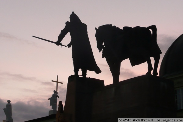 El peso de la Historia
Una estatua en bronce del Gran Duque Gediminas preside la plaza de la catedral de Vilnius.
