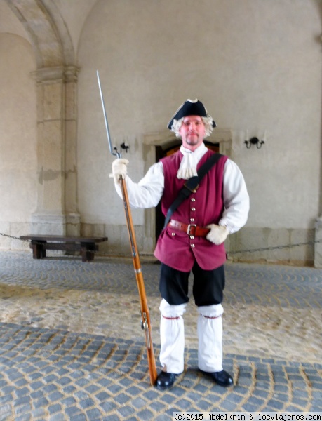 Guardianes del tiempo
Hotel Medieval, en Alba Iulia. En Rumanía es habitual ver personas con disfraces históricos 