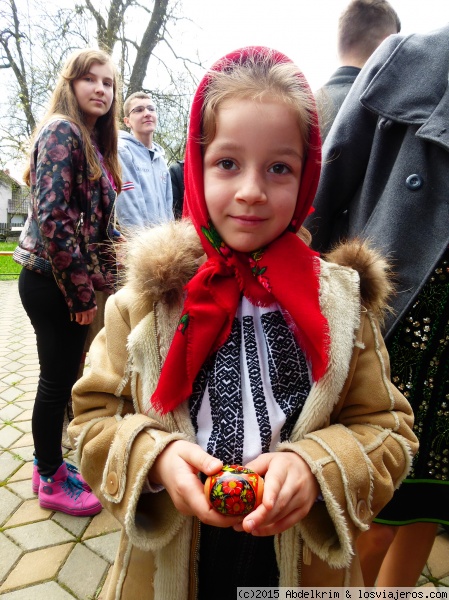 Caperucita en Bucovina
En la Pascua ortodoxa, los niños se divierten con un sencillo juego que consiste en chocar los huevos pintados de rojo.
