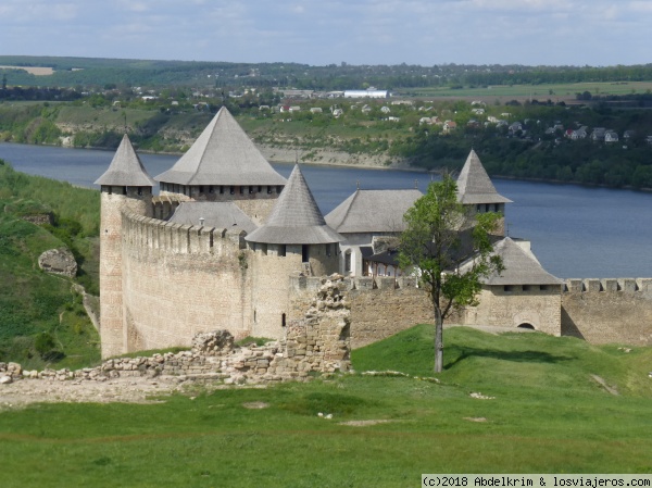 Khotyn
Dominando el río Dniester, esta estratégica fortaleza sirvió para detener las invasiones otomanas.
