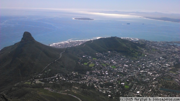 Lion's Head, Signal Hill y Robben Island desde Table Mountain
Lion's Head (izquierda), Signal Hill (derecha), Robben Island y el centro de Ciudad del Cabo vistos desde Table Mountain
