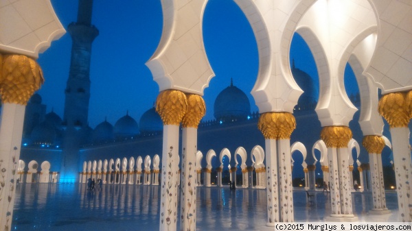 Gran Mezquita de Abu Dhabi (IV)
La Gran Mezquita de Abu Dhabi de noche
