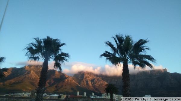 Table Mountain con mantel
La Table Mountain (Ciudad del Cabo) con su habitual mantel de nubes
