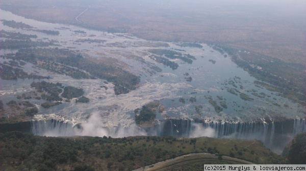 Sobrevolando las Victoria Falls (II)
Las Cataratas Victoria y el río Zambeze desde el helicóptero
