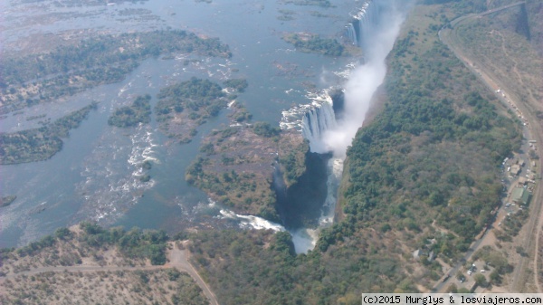 Sobrevolando las Victoria Falls (I)
Las Cataratas Victoria y el río Zambeze desde el helicóptero
