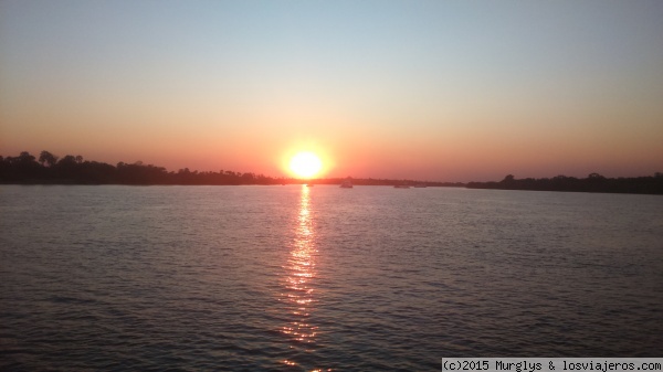 Puesta de sol en el Río Zambeze
Puesta de sol en el Río Zambeze. La orilla de la izquierda es Zimbabwe y la de la derecha, Zambia.
