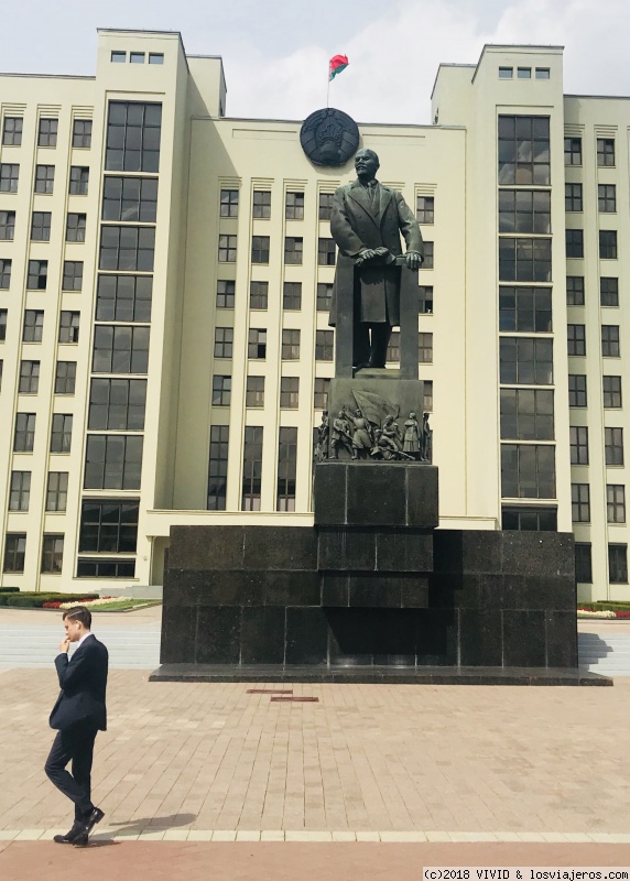 Travel to  Bielorrusia - Estatua de Lenin y edificio del gobierno