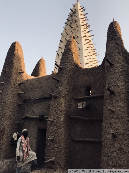 Mezquita de barro de Bobo
De estilo sudanés y del Siglo XIX, la mezquita de barro de Bobo-Dioulasso es uno de los mejores ejemplos arquitectónicos de todo el país.
