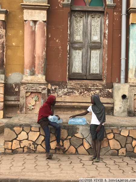 Chicas en iglesia de Porto Novo
El animismo (vudú) es la religión propia de Benin, aunque la mayoritaria es el Cristianismo
