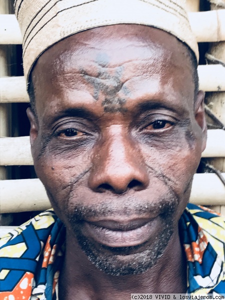 Hombre holi
De aprecian los tatuajes de esta tribu
