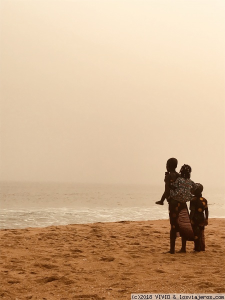 Punto de no-retorno
Varios niños miran, en el Golfo de Guinea, en la misma dirección en que hace dos siglos los esclavos partieron hacia América...
