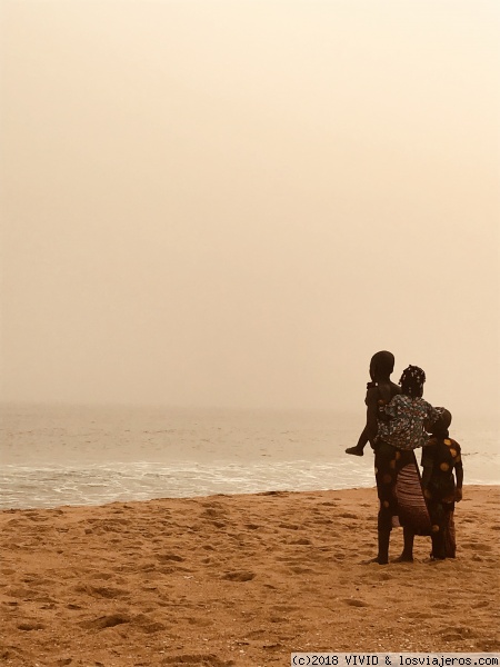 Punto de no-retorno
Varios niños miran, en el Golfo de Guinea, en la misma dirección en que hace dos siglos los esclavos partieron hacia América...
Punto de no-retorno
Varios niños miran, en el Golfo de Guinea, en la misma dirección en que hace dos siglos los esclavos partieron hacia América...