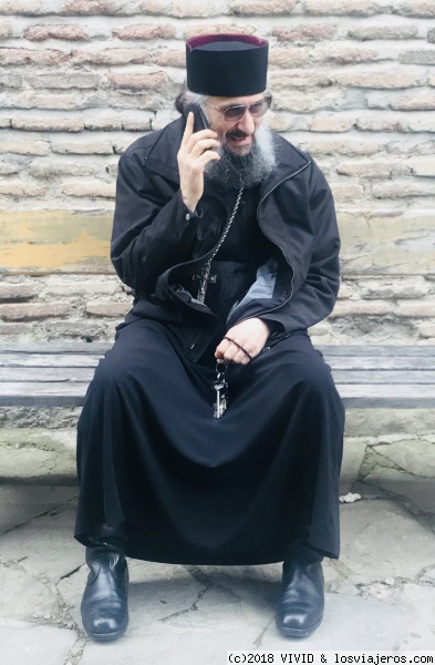 Cura ortodoxo
Cura hablando por el móvil en una iglesia del casco antiguo de Tiflis
