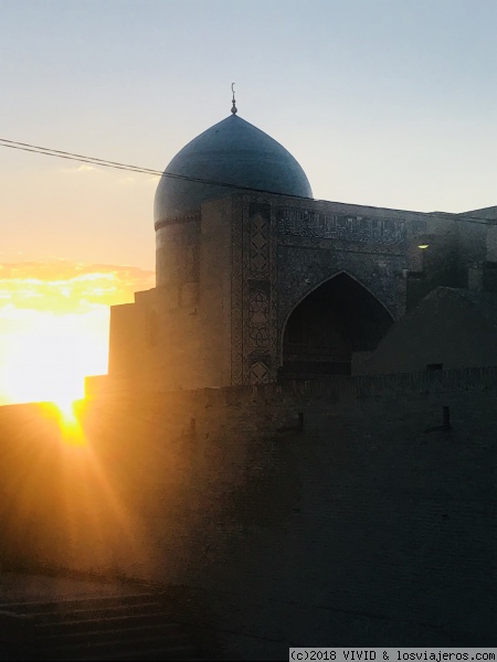 Atardecer en la mezquita
El sol se pone tras la cúpula de Kaylon, una de las mezquitas más importantes de Bukhara
