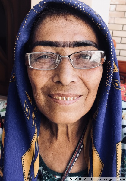 Mujer uzbeka
Mucha gente tiene los dientes de oro y las mujeres se maquillan las cejas de esta manera
