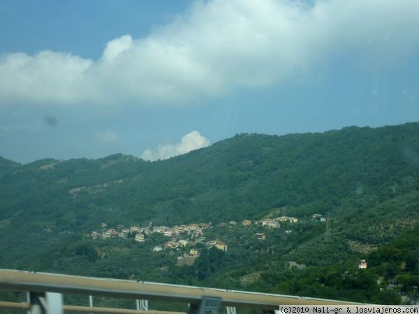 Pueblos en los Apeninos.
Foto hecha desde el coche de los muchos pueblos que vimos en las montañas, entre túnel y túnel.
