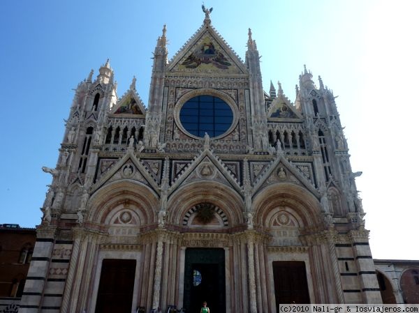 Fachada Catedral de Santa Assunta, Siena.
Catedral de Santa Assunta, Siena, vista desde el frente.
