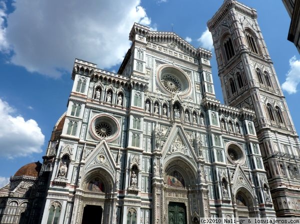 Fachada de la Catedral de Florencia.
Fachada de la Catedral de Florencia vista desde el frente, junto al Baptisterio.
