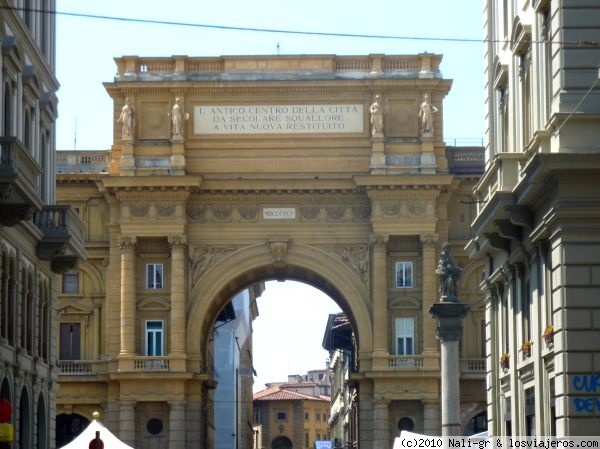 Piazza della Republica, Florencia.
El gran arco central de la plaza.
