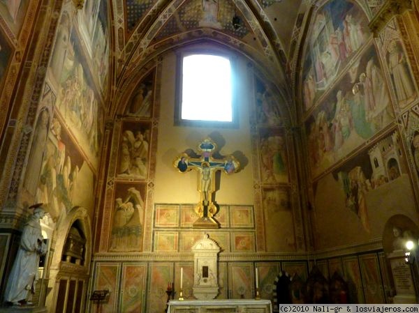 Precioso altar de la Sta Croce, Florencia.
Una obra de arte de arriba a abajo.
