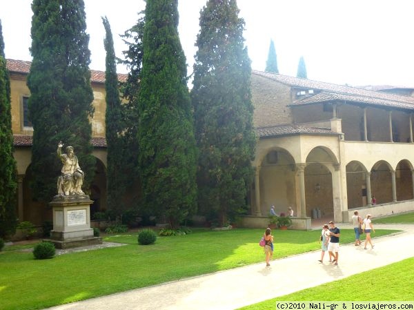 Patio de la Sta Croce, Florencia.
Un gran patio central.
