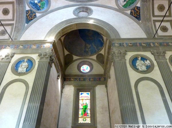 Lateral de la capilla de la Sta Croce, Florencia.
Uno de los laterales, adornado en tonos azules.
