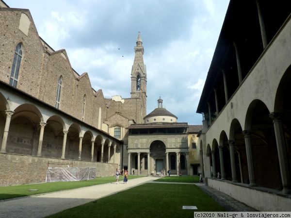 La Sta Croce vista desde el patio, Florencia.
El patio es muy bonito también.
