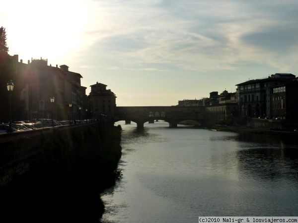 Ponte Vecchio con el sol de fondo, Florencia.
Está bonito a todas horas y con todas las luces...
