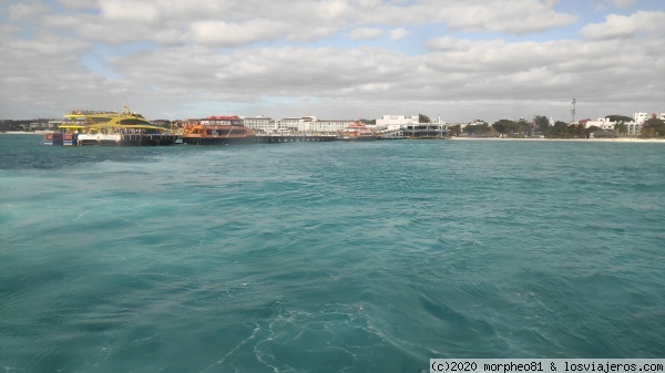 Ferry Hacía Cozumel
Vista desde el Ferry hacía Cozumel desde el Barco de WinJet, se ve el muelle desde donde salen los Ferrys tanto de Winjet como de Ultramar
