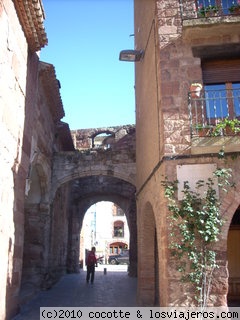 Prades  ( Tarragona )
Portal de acceso a la Plaza Mayor de la villa vermella
