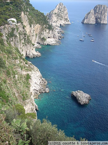 Los Farallones ( Capri )
Las famosas rocas con el azul del mar una preciosidad

