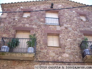 Fachada casa de Prades ( Tarragona )
Prades la ( vila vermella ) se llama así por su característica piedra rojiza de sus casas
