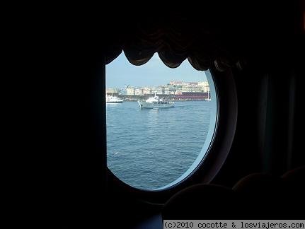 Puerto de Nápoles ( Italia )
A través del ojo de buey
