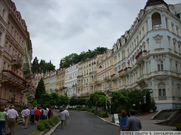 Una bonita avenida  de Karlovy Vary ( Rep. Checa )
Ciudad balneario, situada en la región de  Bohemia
