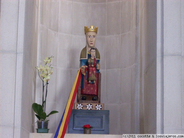Ntra. Sra. de Meritxell patrona de Andorra
Una replica de la Virgen, la talla románica se quemó en el incendio en 1972

