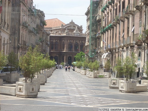 Avenida  de Catania
El teatro Massimo Bellini al fondo
