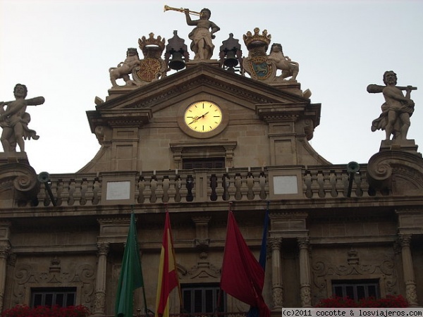 Ayuntamiento de Pamplona
Detalle de la fachada del ayuntamiento de Pamplona, de arquitectura civil barroca, con el escudo de la ciudad entre esculturas de dos leones, fueron realizadas por Salvador Riba
