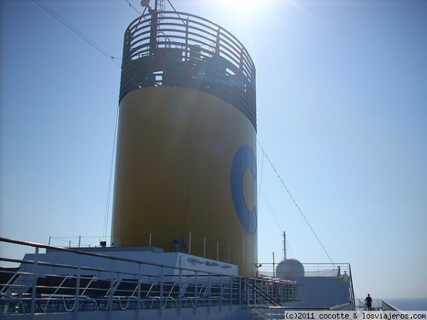 Chimenea del Costa Serena
La chimenea característica de la compañia Costa Cruceros
