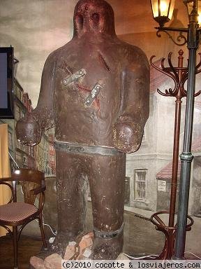 El Golem restaurante U Golem, barrio Judio en Praga
Y allá estaba mirándonos...........
