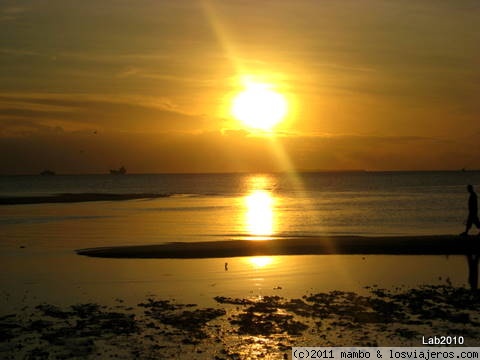 puesta de sol
playa de Stone Town ,capital de Zanzibar
